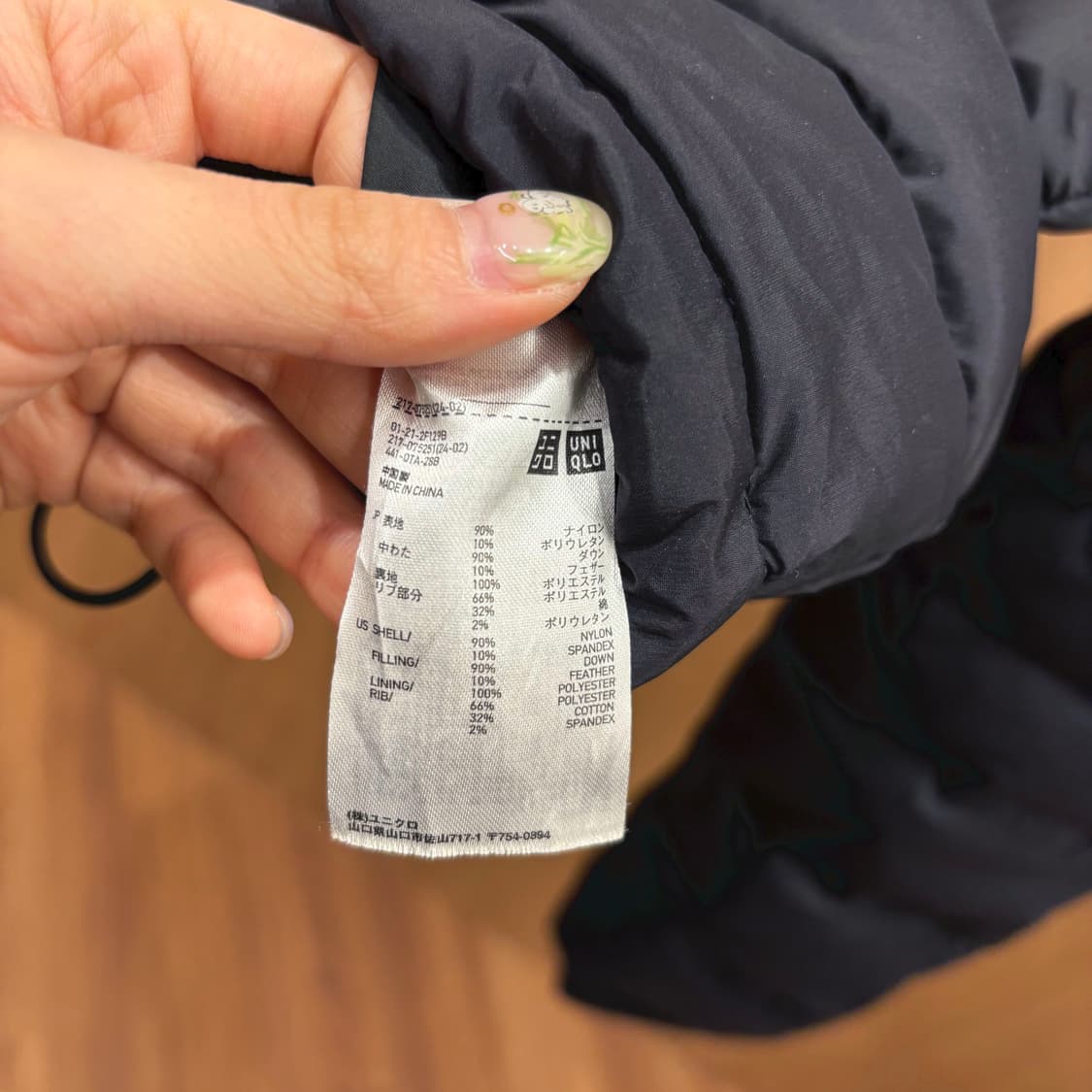 띠어리 하이넥 후드 숏 패딩 점퍼 스퀘어 퀄팅 밑단 스트링 디테일 블랙 상품이미지8