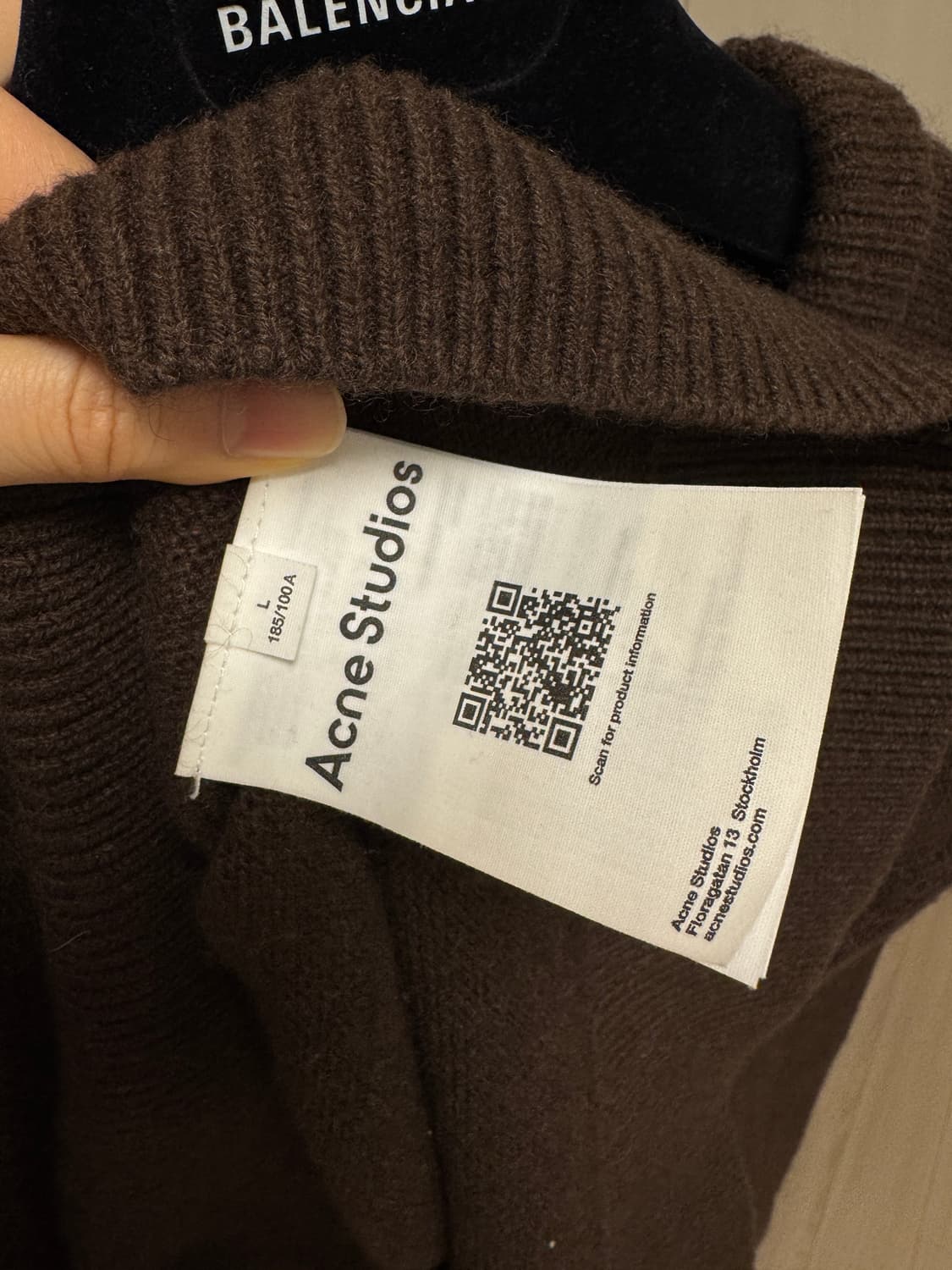 아크네 브라운 V넥 스웨터 상품이미지4