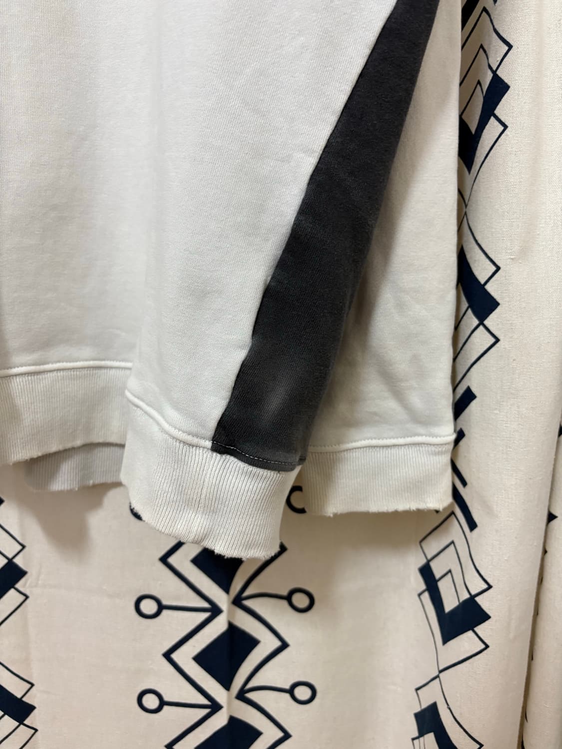 캐피탈 본 스웻셔츠 투톤 os 상품이미지5