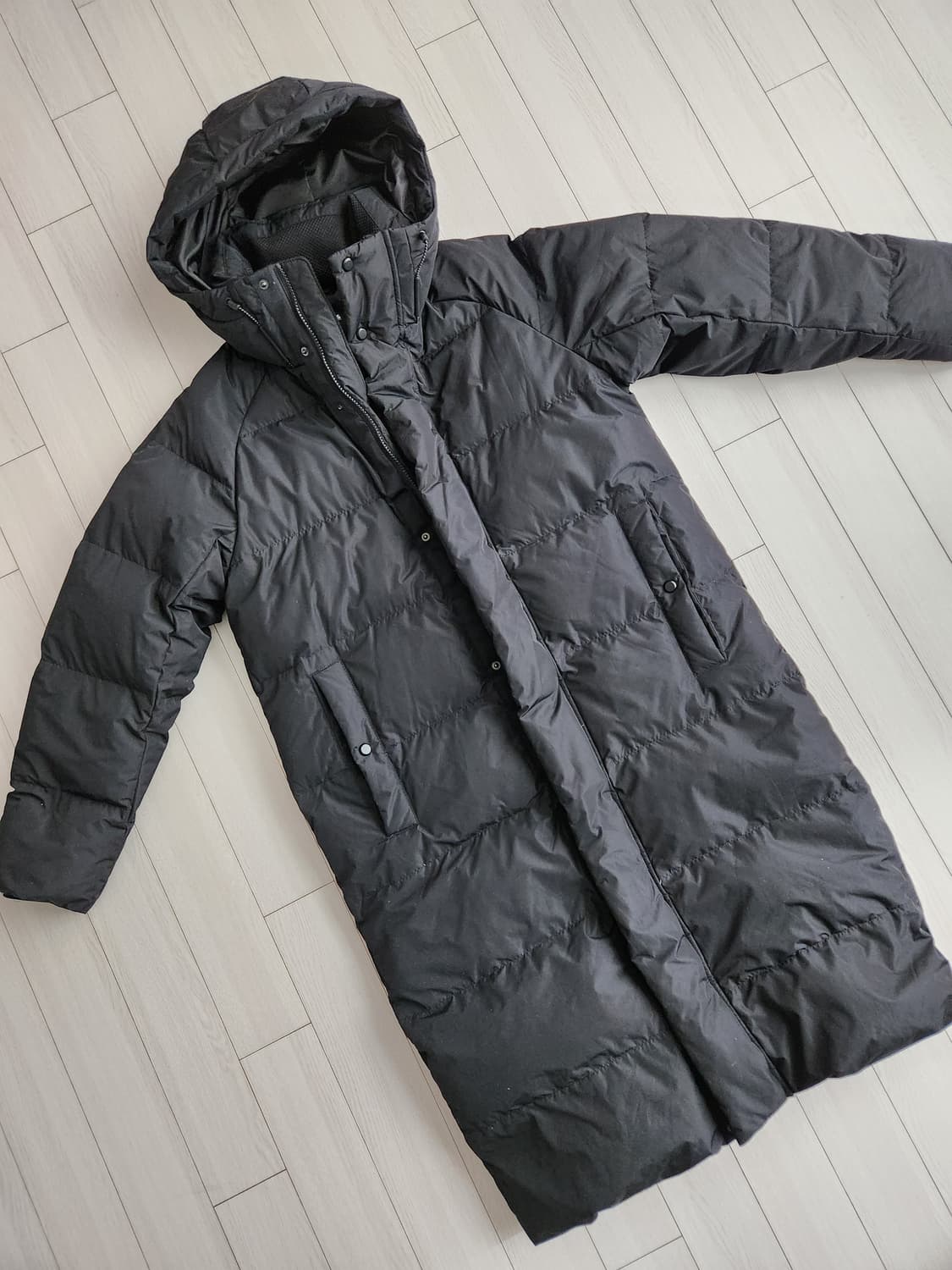 새상품급)탑텐 블랙 롱패딩 털빵빵해요 사이즈M


오염 하자 없이 깨끗해 상품이미지1