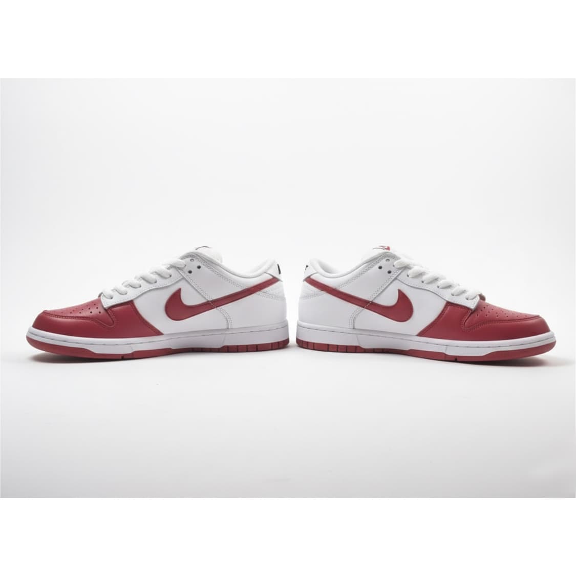 나이키x슈프림 SB 덩크 로우 쥬얼 스우시 레드 스니커즈 상품이미지1