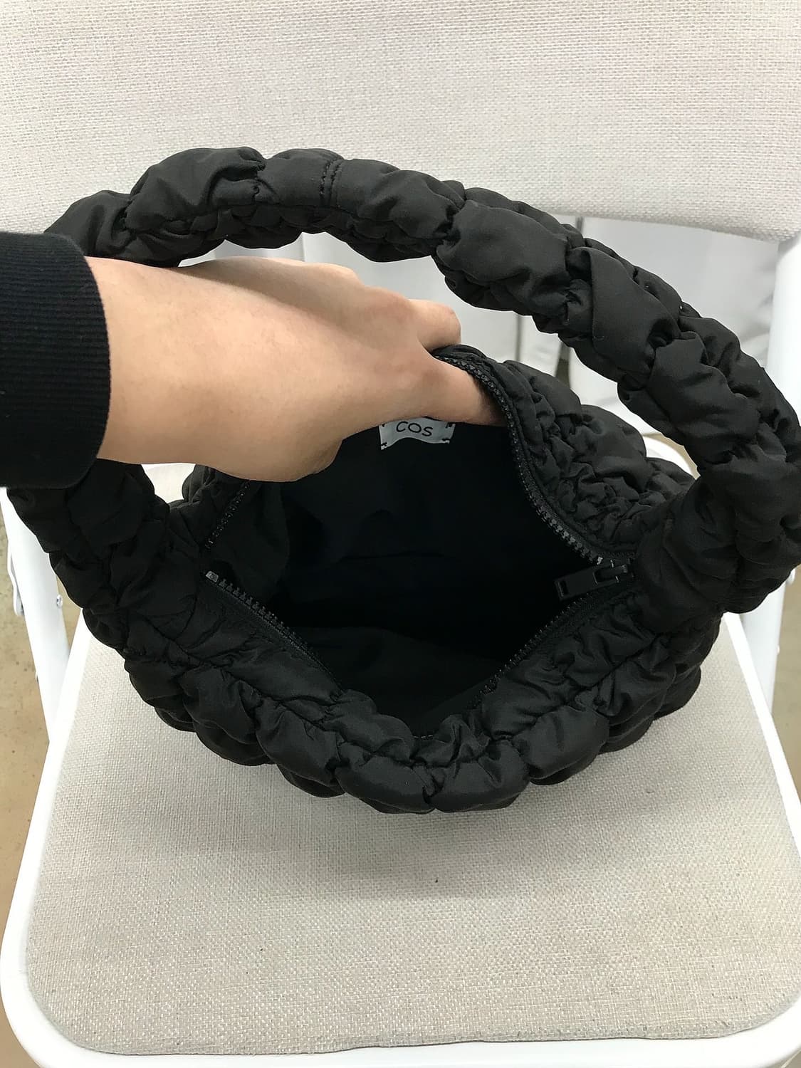 코스 퀼티드 미니 구름백 가방 상품이미지4