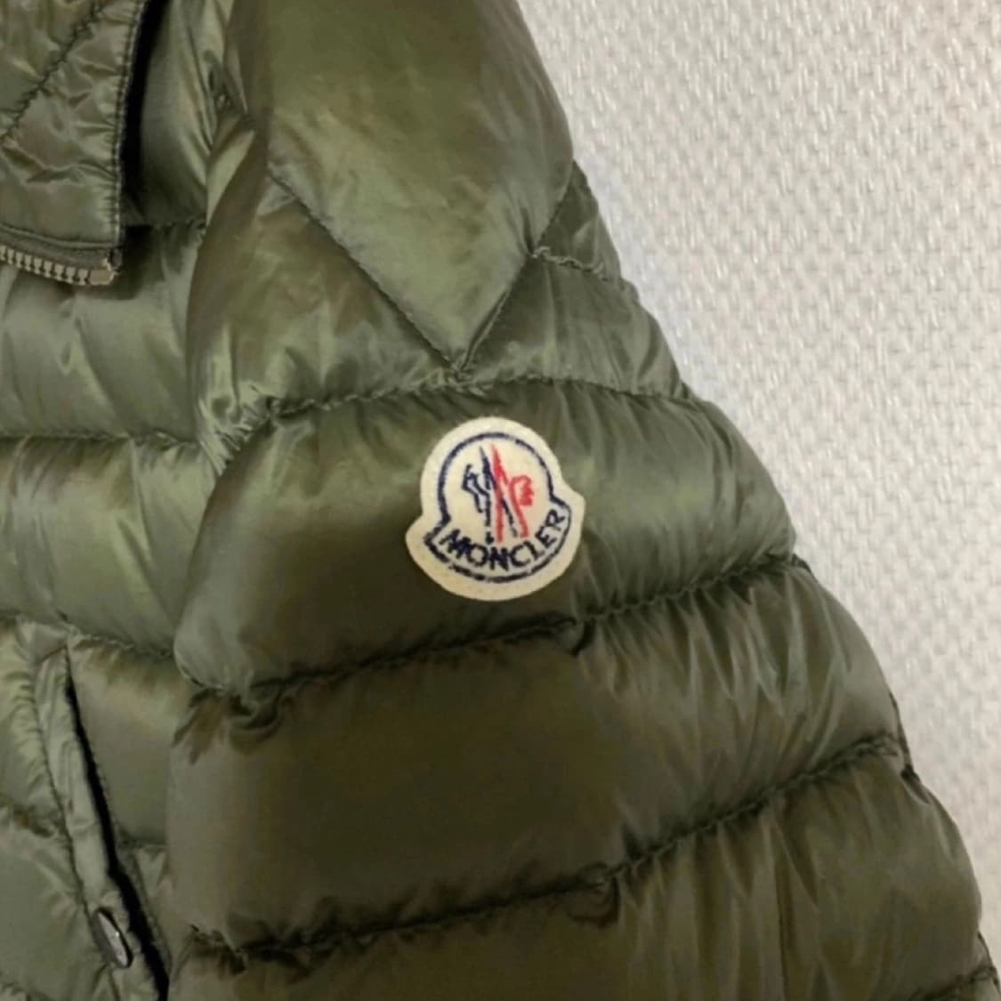 몽클레어 플루톤 카키 후드 경량패딩 2사이즈 상품이미지3