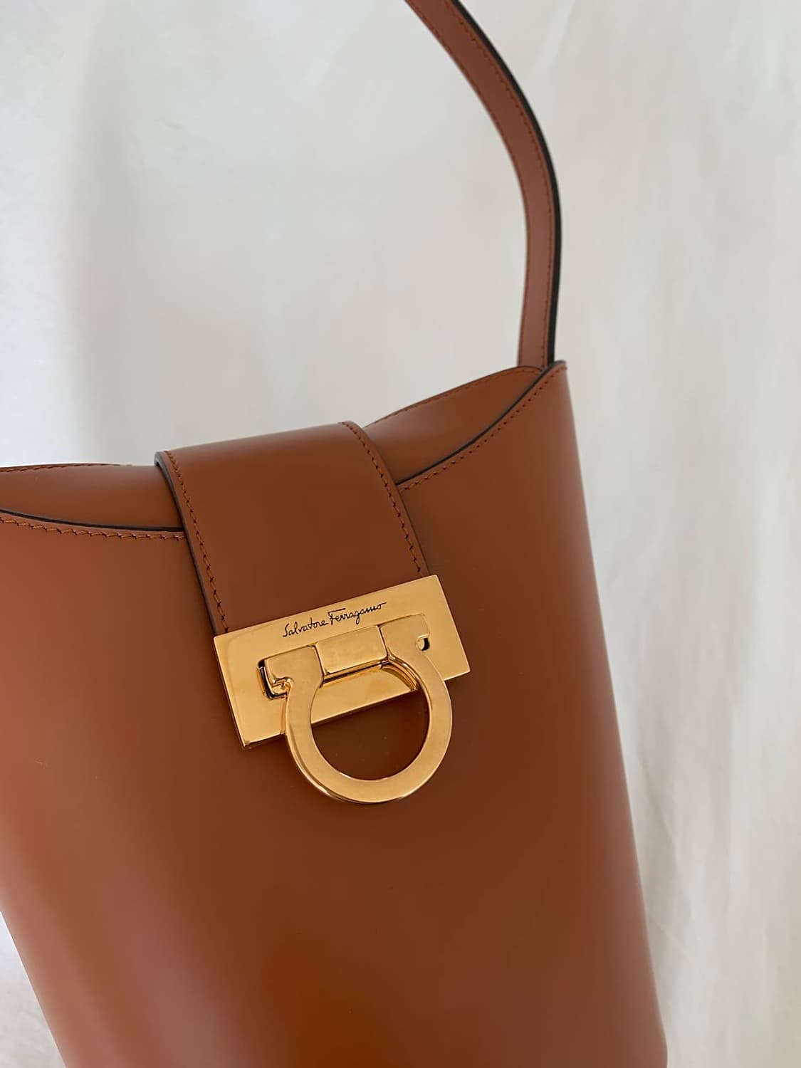 페레가모 트리폴리오 버킷백 상품이미지4