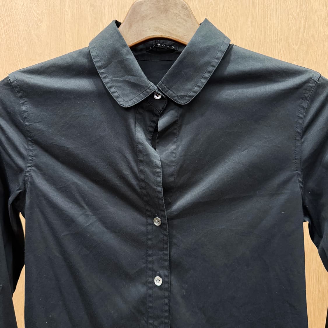 띠어리 코튼 긴팔 셔츠 블라우스 팔 스트랩 버튼 디테일 블랙 상품이미지4