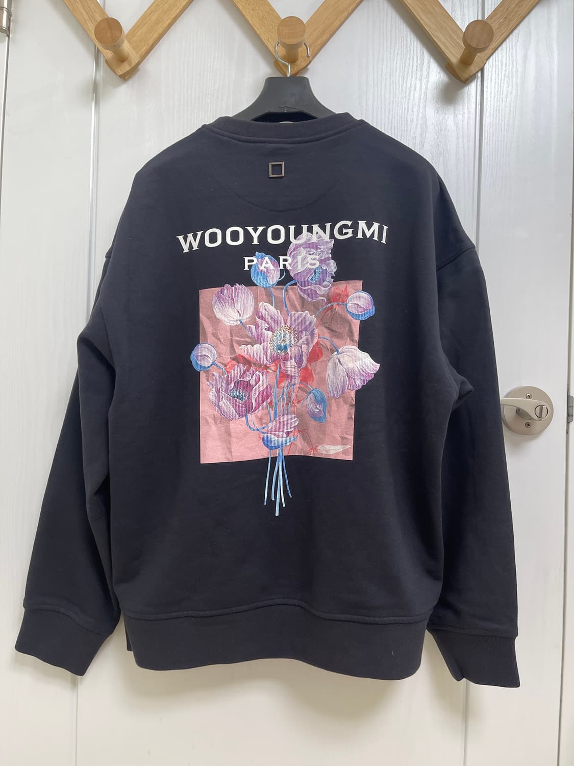 우영미 3D 플라워 백로고 스웨트셔츠 네이비 24fw 48사이즈 상품이미지1