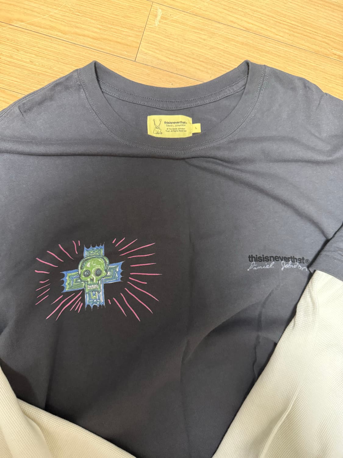 디스이즈네버댓 다니엘 존스톤 롱슬리브 상품이미지1