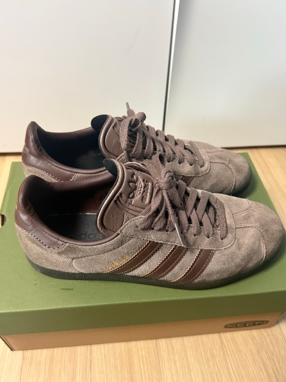 아디다스 가젤 어스 스트라타 브라운 검 상품이미지5