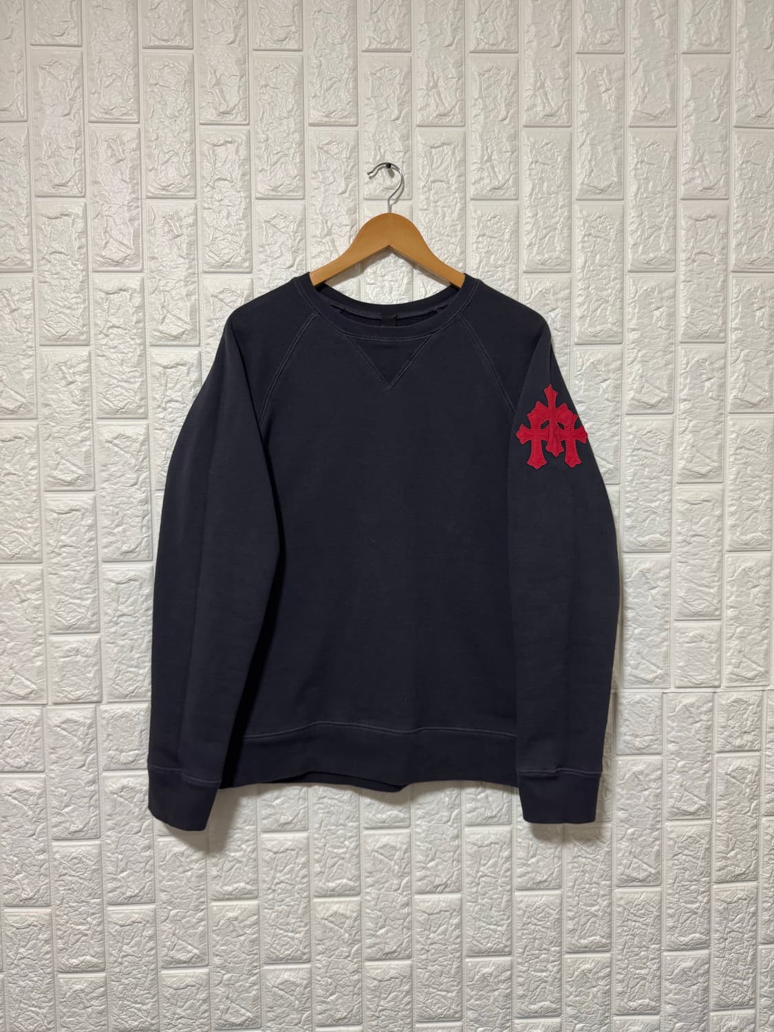 [M] 크롬하츠 레드 레더패치 크로스 맨투맨 상품이미지1