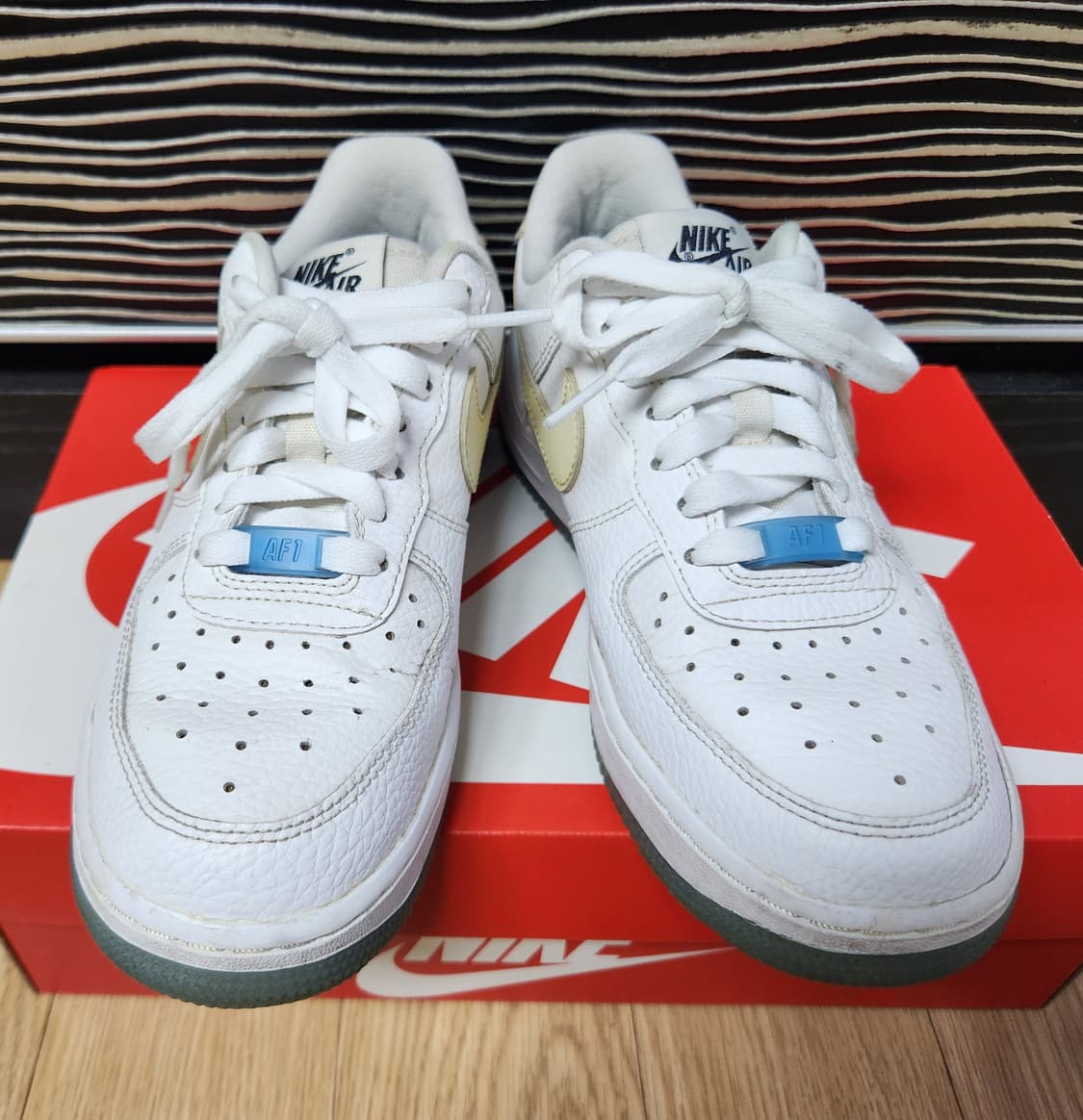 나이키 에어포스1 '07 LX 화이트 유니버시티 블루 스니커즈, 운동화  상품이미지2