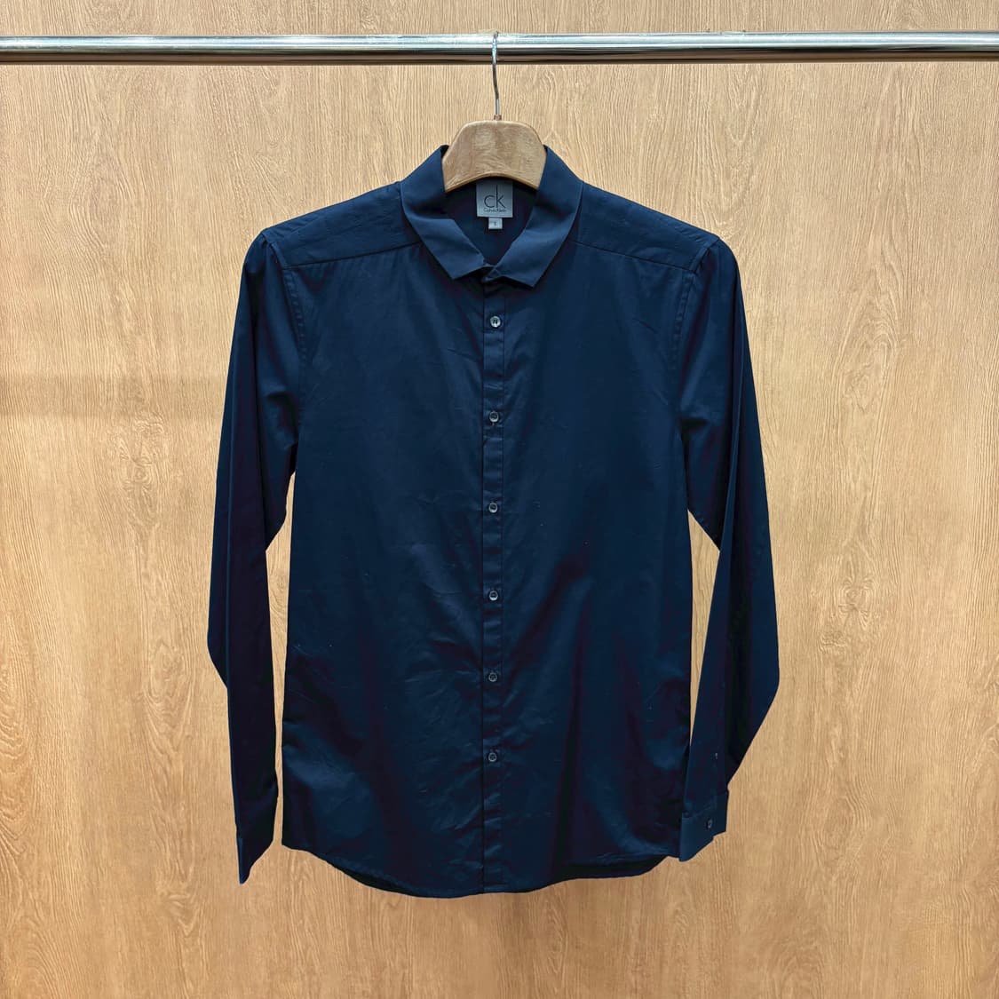 캘빈클라인 베이직 긴팔 셔츠 미니멀 플레인 버튼 커프스 디테일 네이비 상품이미지2