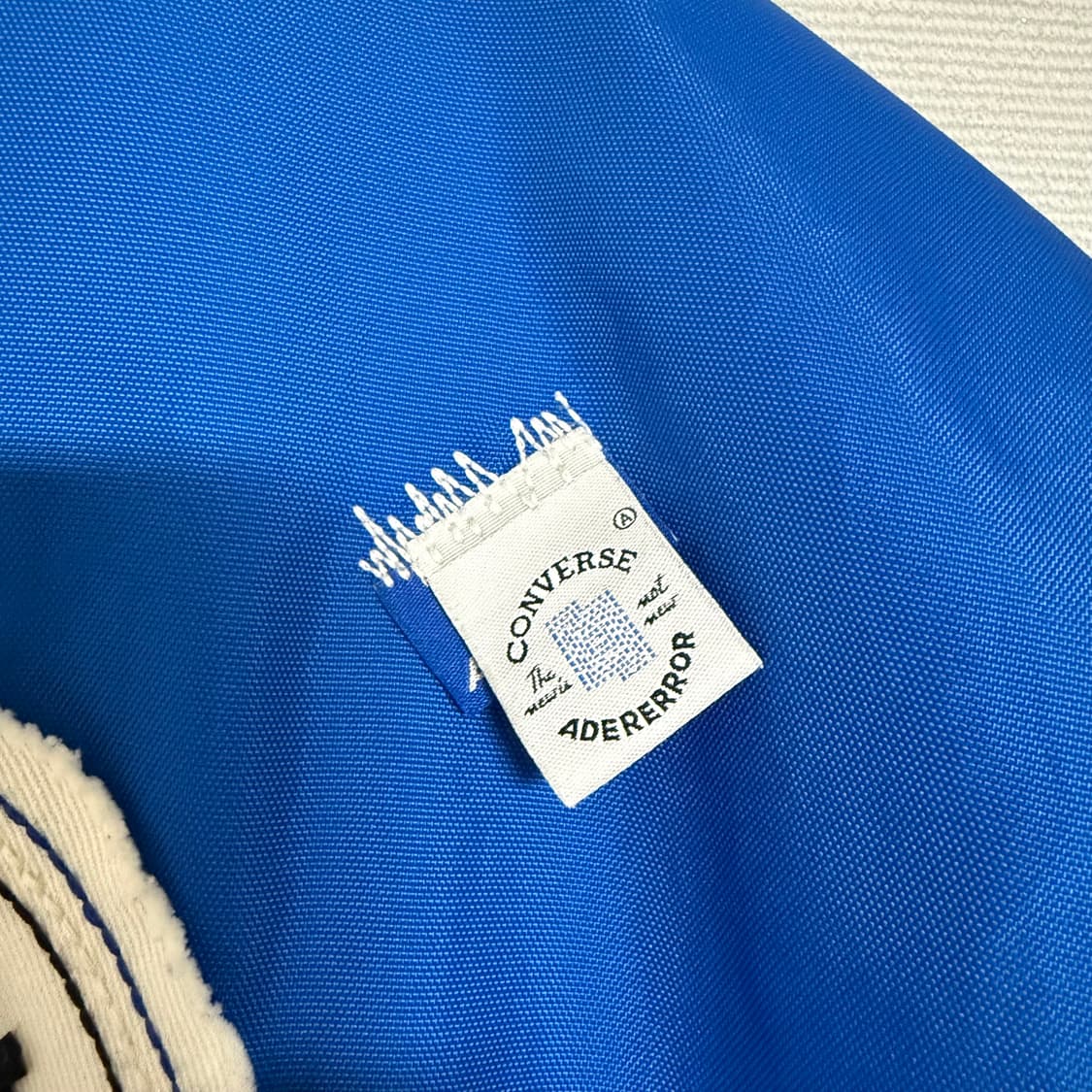 컨버스 x 아더에러 쉐입스 바시티 자켓 코발트 상품이미지4