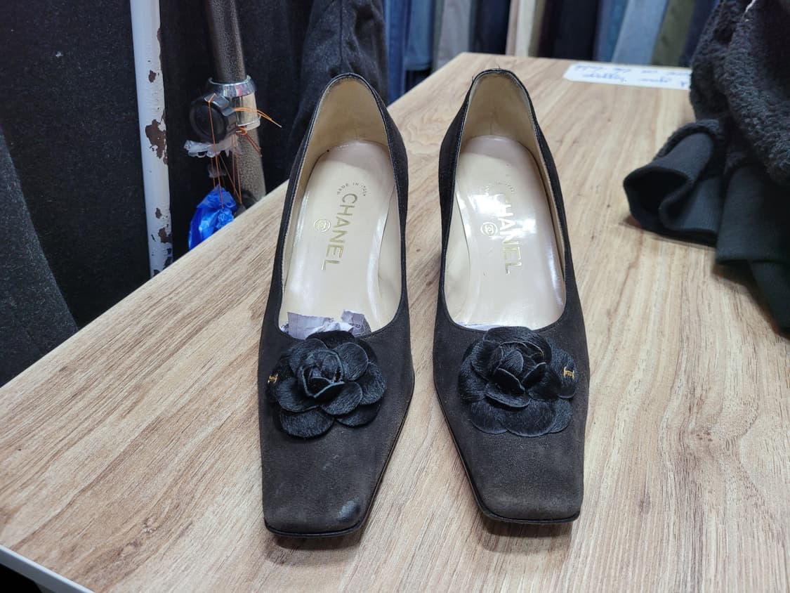 샤넬 블랙 스웨이드 플라워 장식 펌프스힐 상품이미지4