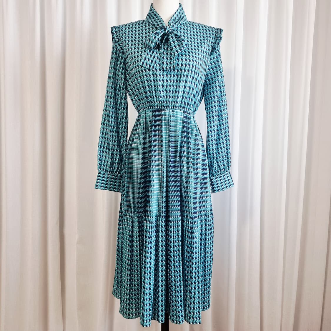 듀엘 DEWL 리본타이 플리츠 패턴 원피스 (55) 상태완벽 상품이미지1