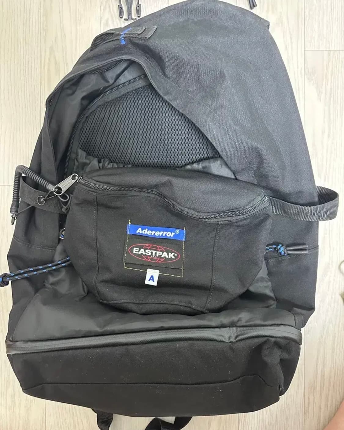 아더에러 이스트팩 콜라보 슬링백 상품이미지1