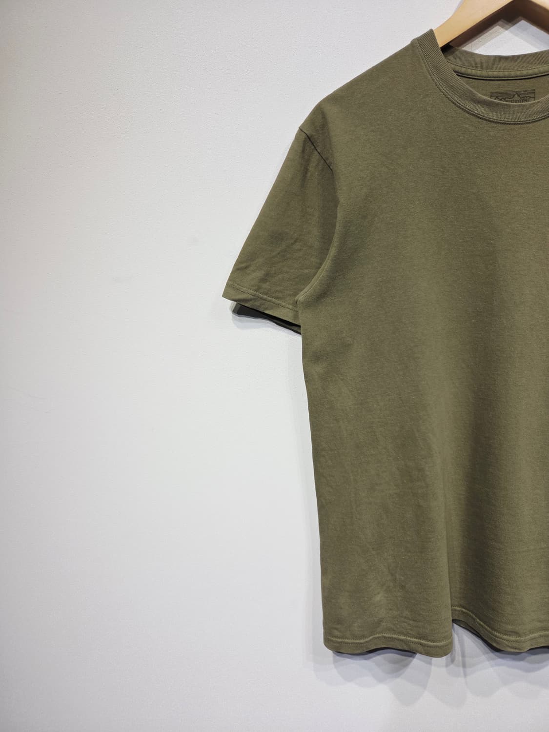 파타고니아 P-6 로고 오가닉 코튼 반팔 티셔츠 카키 상품이미지4