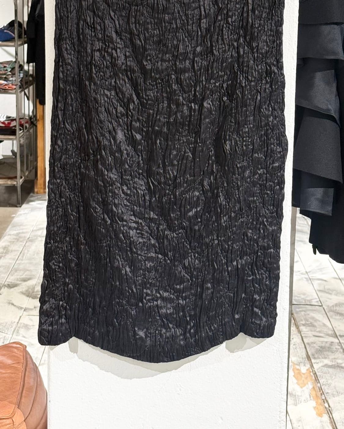 두산 블랙 링클 플리츠 실크 슬리브리스 원피스 상품이미지3