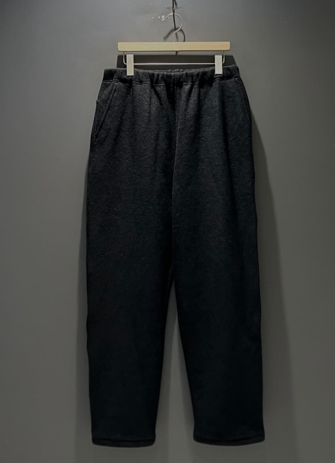 코모리 울 펠트 팬츠 - 차콜 상품이미지1