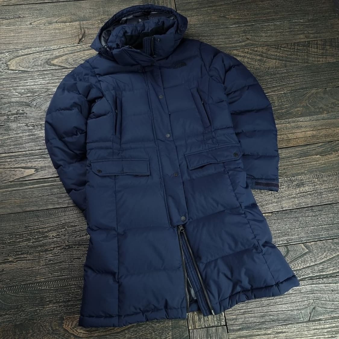 [노스페이스] 로고 자수 구스다운 롱 패딩 네이비 M18280 상품이미지1