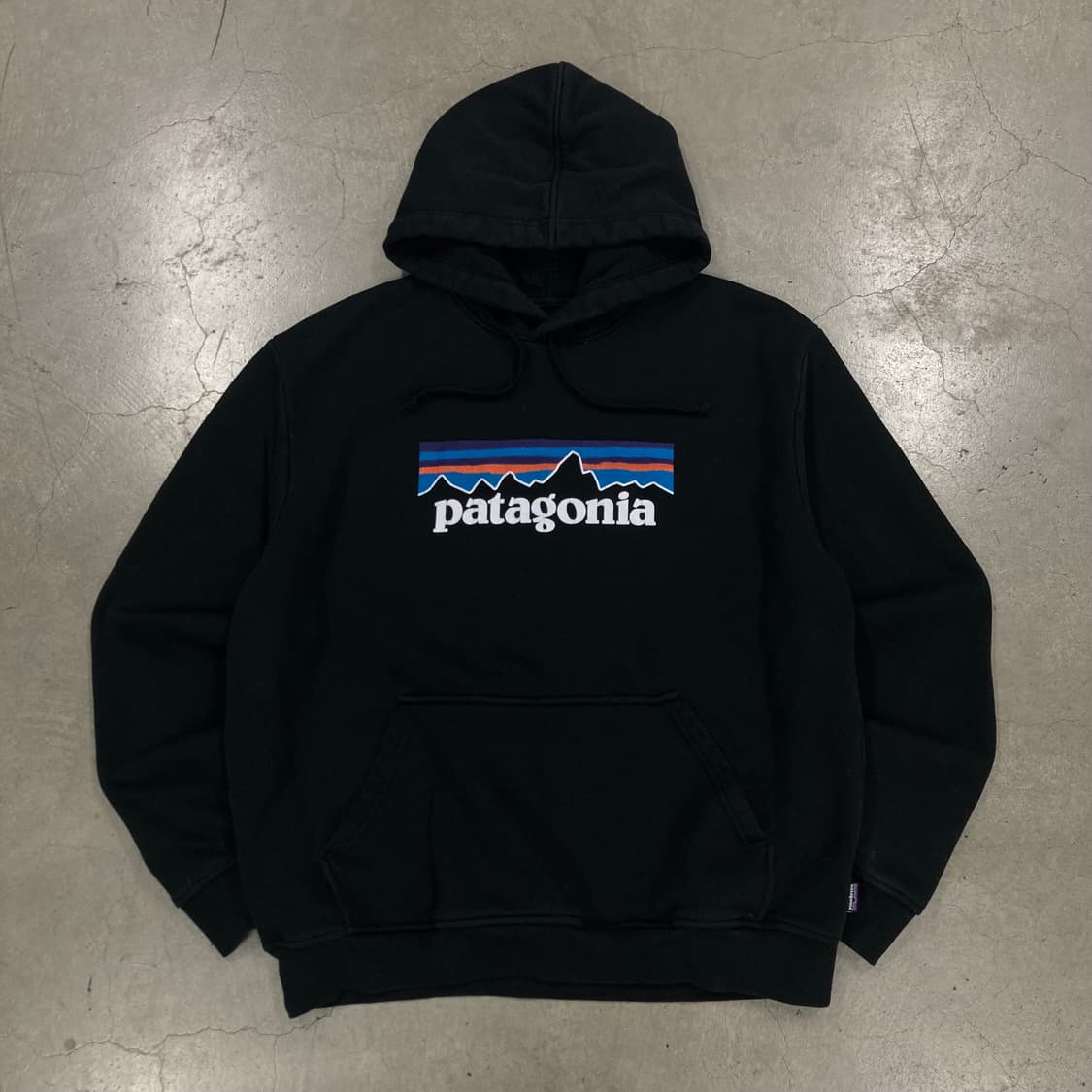 파타고니아 블랙 컬러 빅로고 후드티 상품이미지1