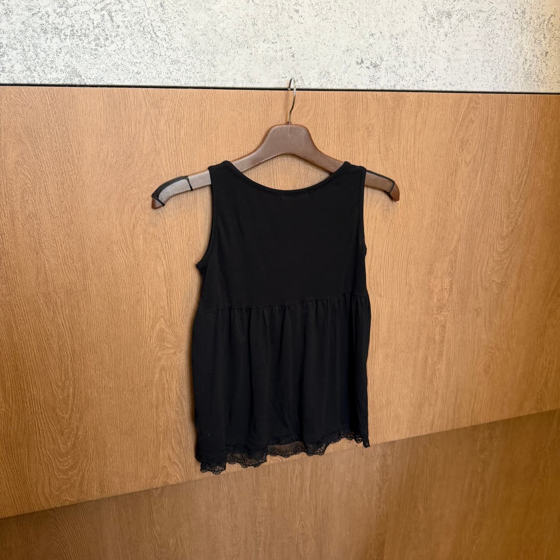 빈티지 브이넥 슬리브리스 티셔츠 플라워 아플리케 장식 디테일 블랙 k38 상품이미지2
