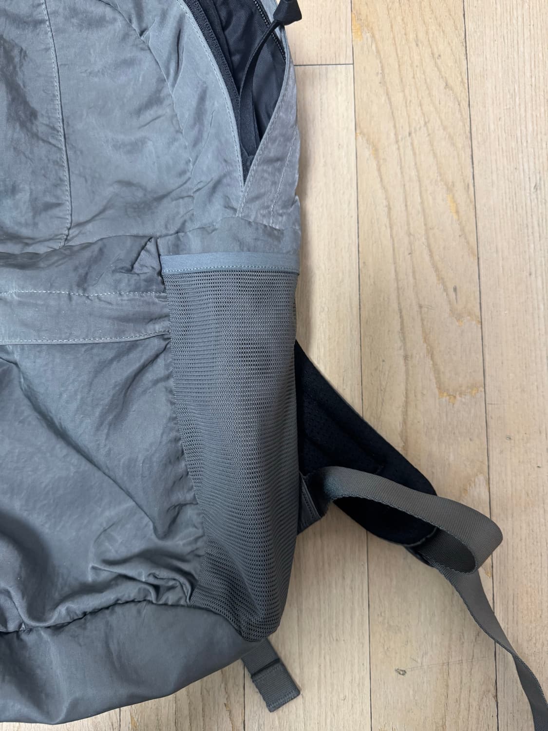 (거의 새 것!) CP컴퍼니 백팩 상품이미지7