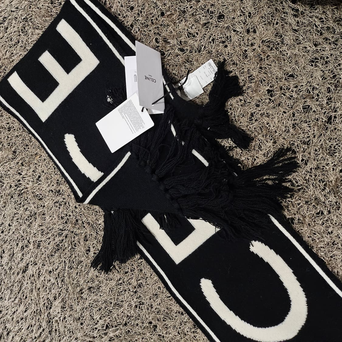 셀린느 스테디로고 울캐시미어 스카프 블랙 오프화이트 상품이미지4