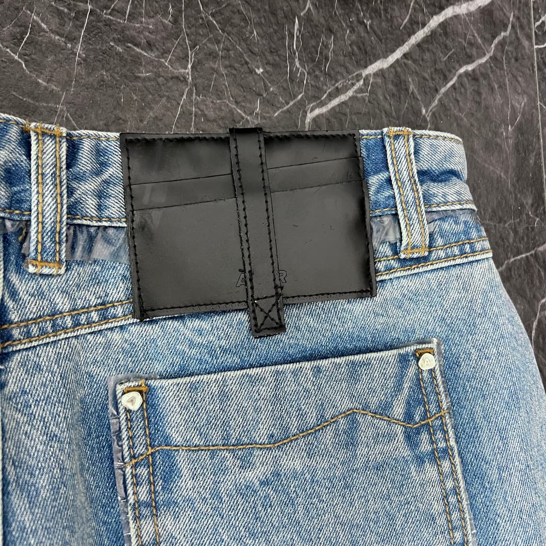 아더에러 레더패치 라이트 블루 데님 진 상품이미지9