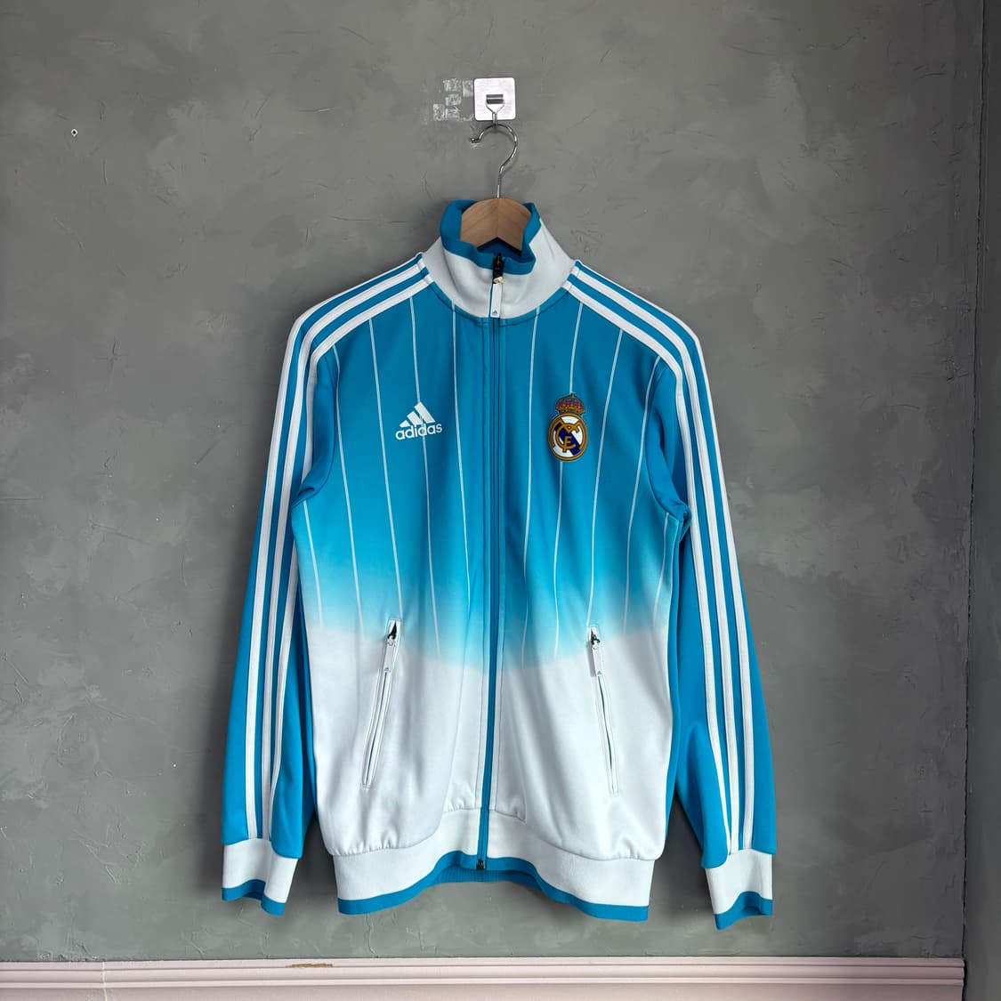 아디다스 레알마드리드 져지 트랙탑 화이트 하늘 상품이미지1