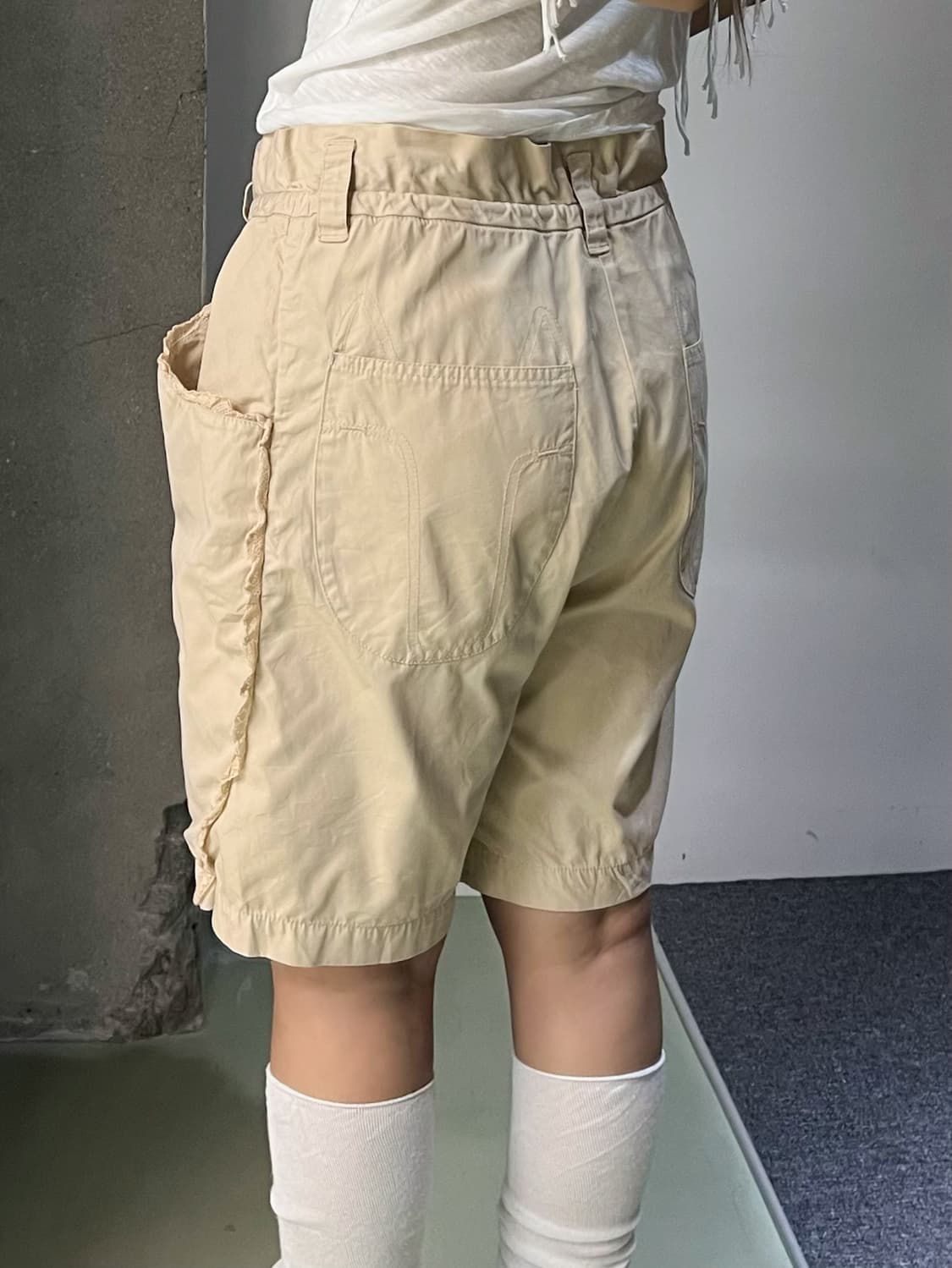 츠모리 치사토 베이지 사이드 레이스 쇼츠 상품이미지3