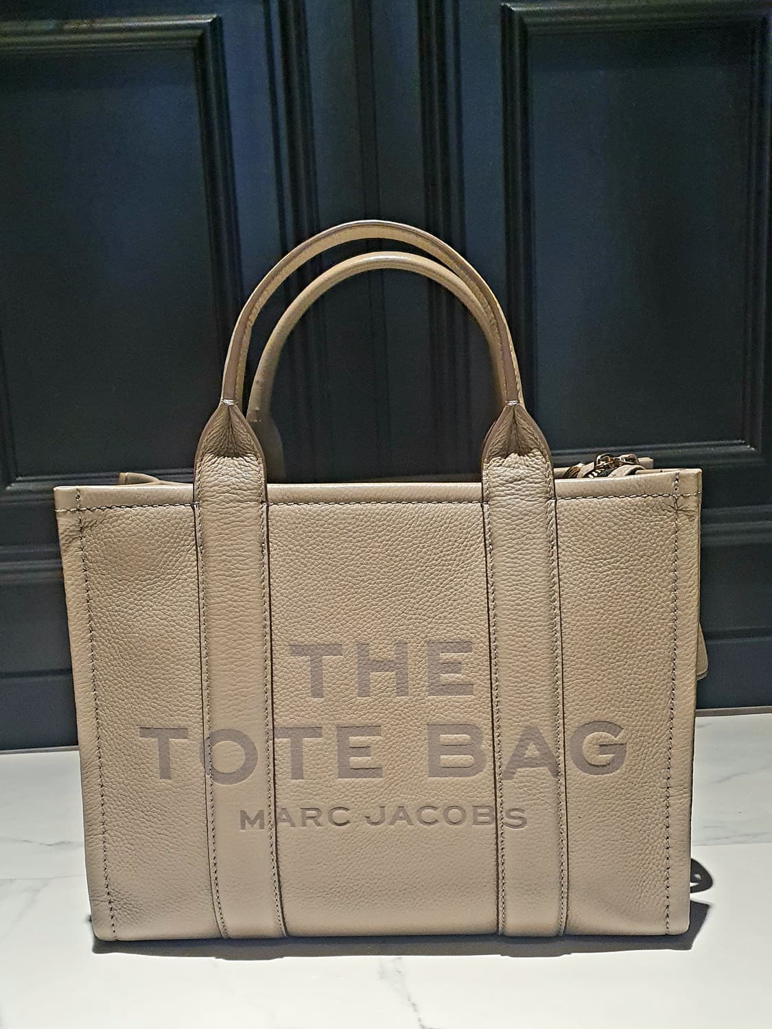 마크제이콥스 더토트백 미디움 상품이미지1