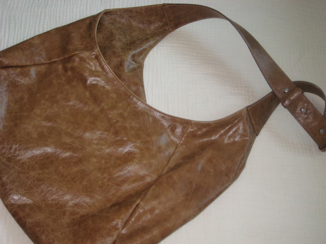 [1회 착용] coor 쿠어 하프 문 크로스 레더 토트백_원가 19.5 상품이미지10