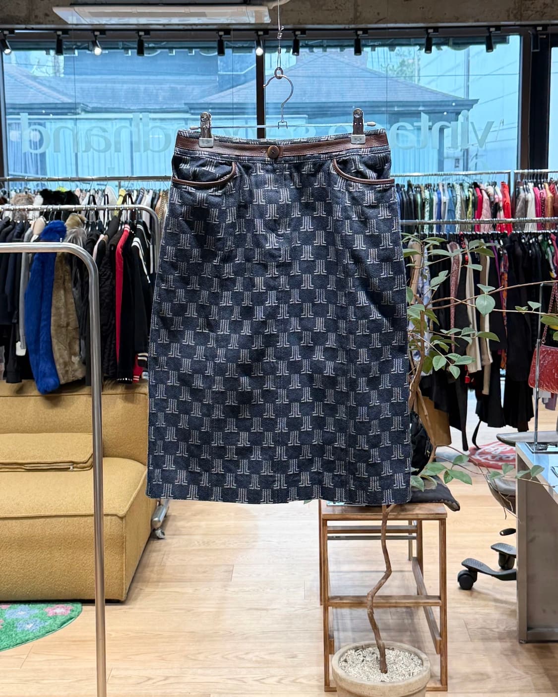 랑방 데님 로고패턴 미디스커트  상품이미지1