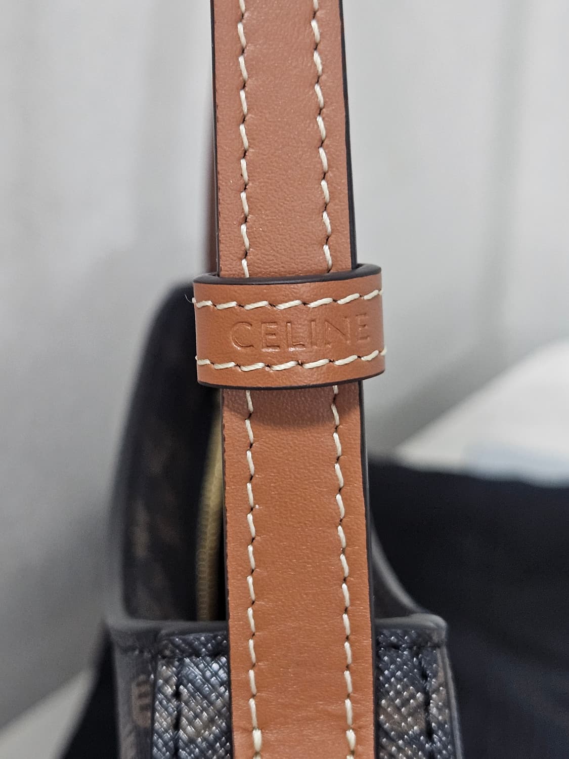 [새상품급] 셀린느 틸리백 Black tan Medium Size  상품이미지6