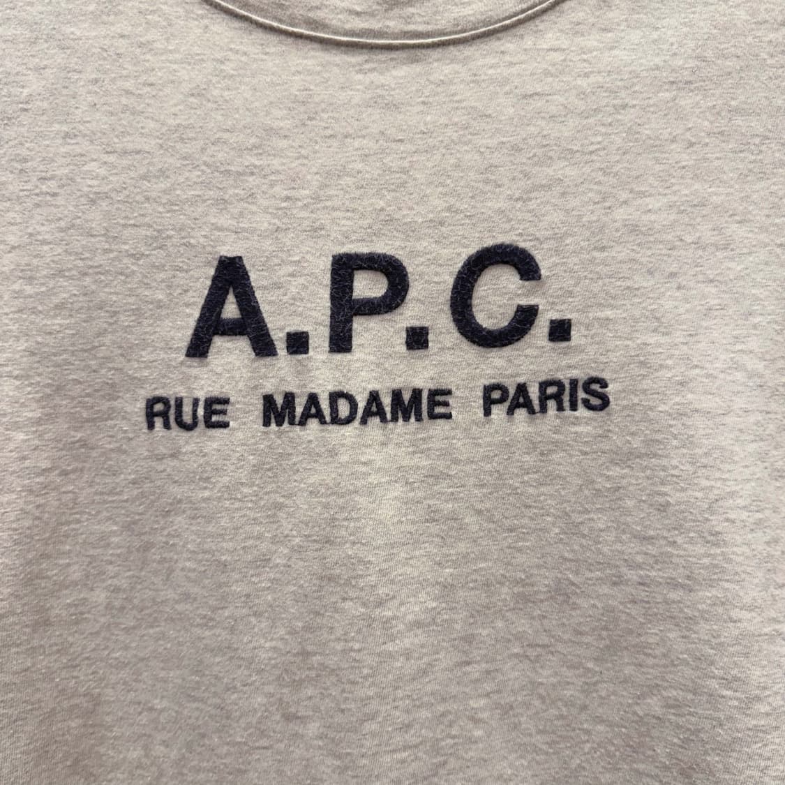 아페쎄 로고 자수 레터링 반팔 티셔츠 크루넥 라인 그레이 상품이미지6