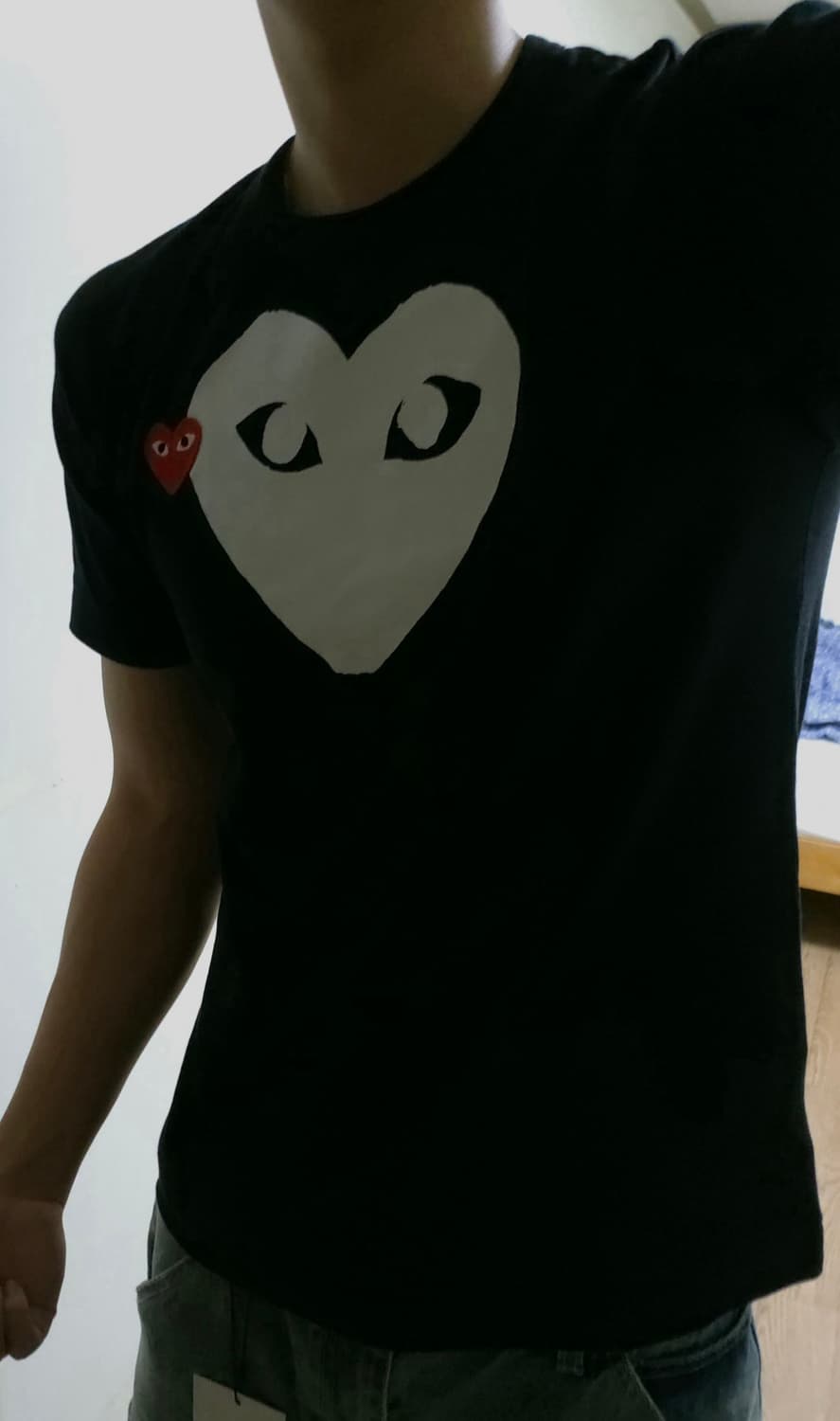 플레이 꼼데가르송 레드 하트 프린트 하트 티셔츠 블랙 M 상품이미지3