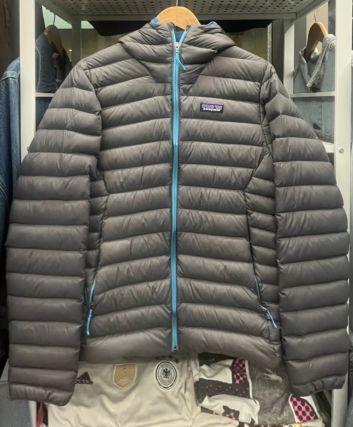 파타고니아 경량패딩 회색 상품이미지1