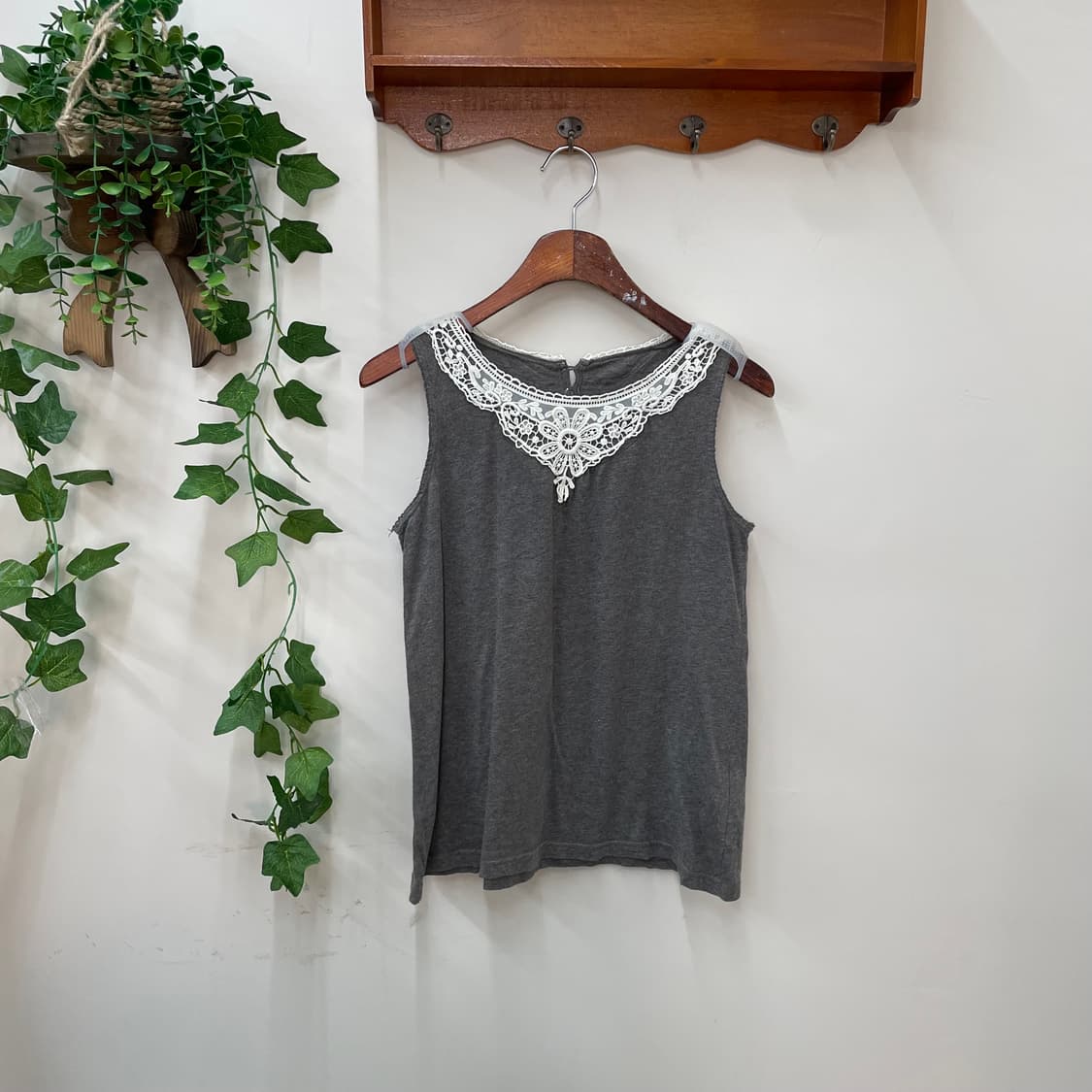 러블리 니혼진 화이트 레이스 포인트 슬리브리스 나시 탑 상품이미지1