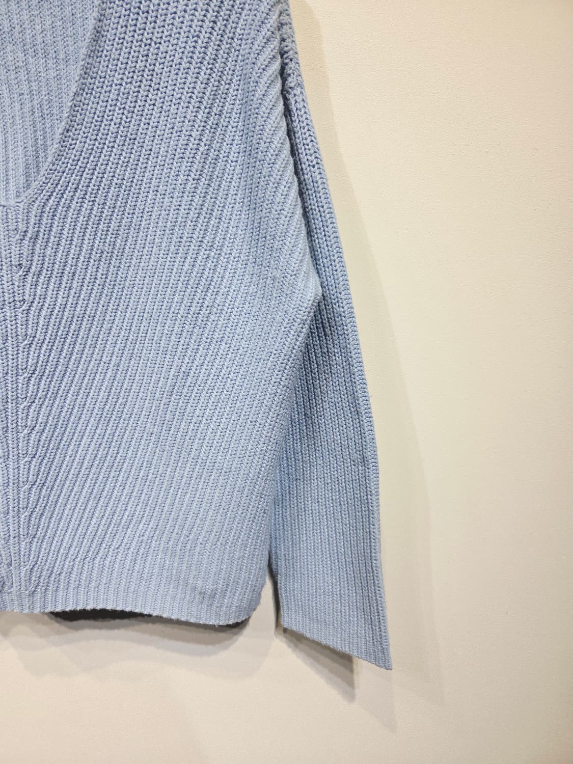 띠어리(Theory) 라이트 블루 브이넥 골지 니트 상품이미지5