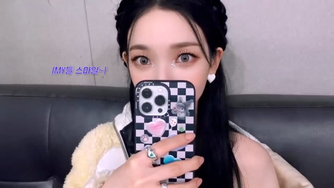 케이스티파이 아이폰13프로 체커보드 하트 케이스 카리나 착용 상품이미지1