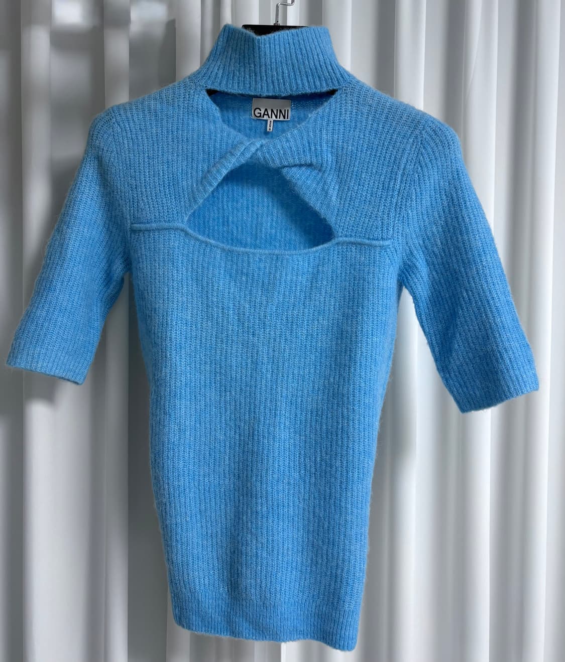 가니 컷아웃 니트 상품이미지1