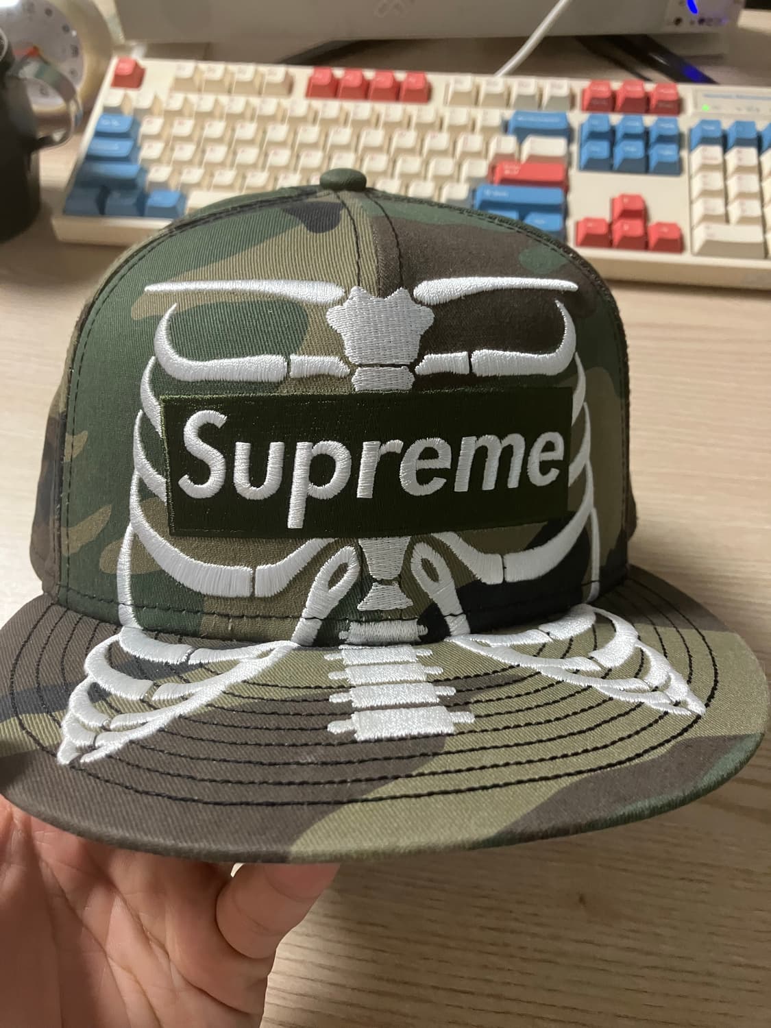 슈프림 본즈 박스로고 뉴에라 우드랜드 카모 - 25SS 상품이미지2