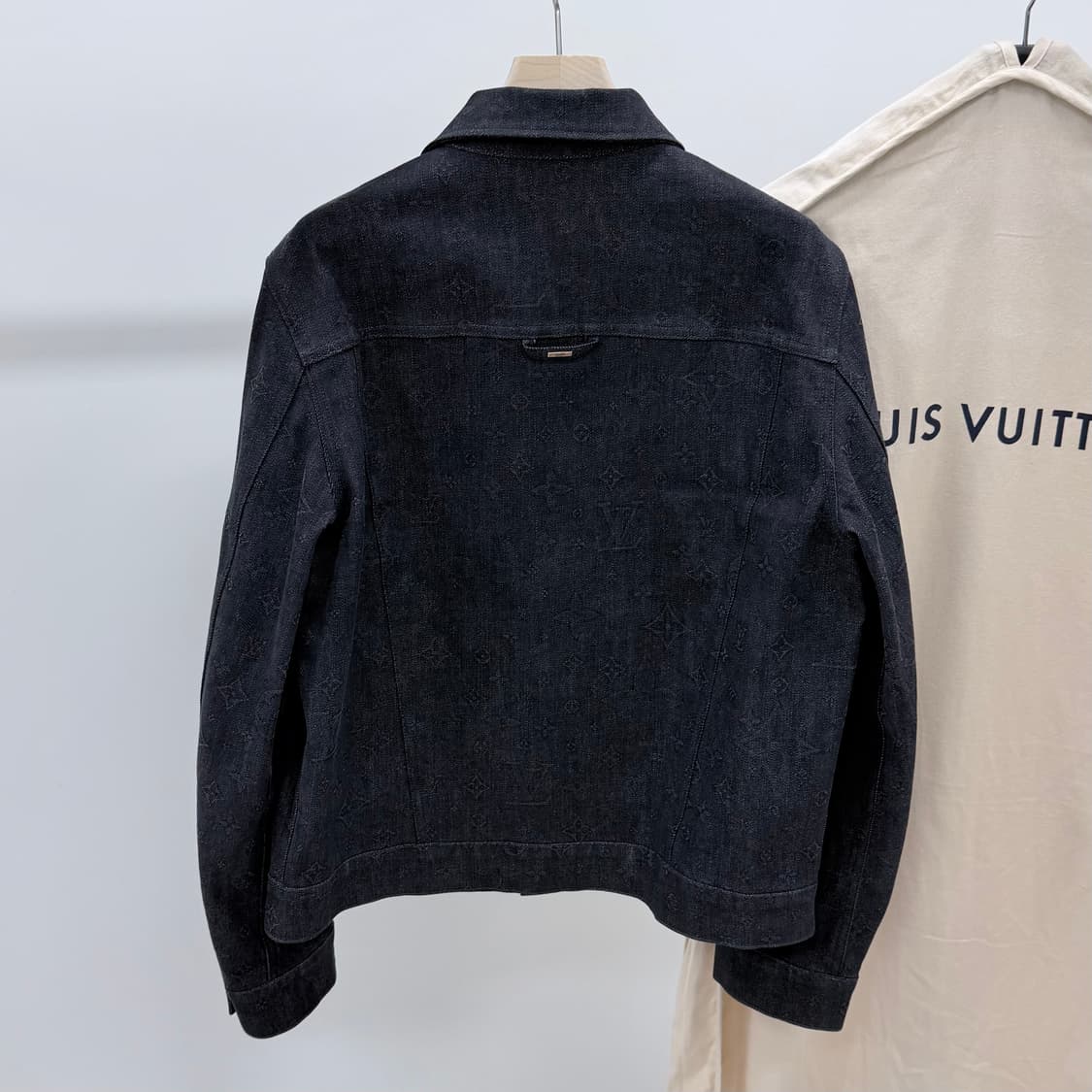 [S+급/46] 루이비통 모노그램 DNA 데님 자켓 블랙 상품이미지5
