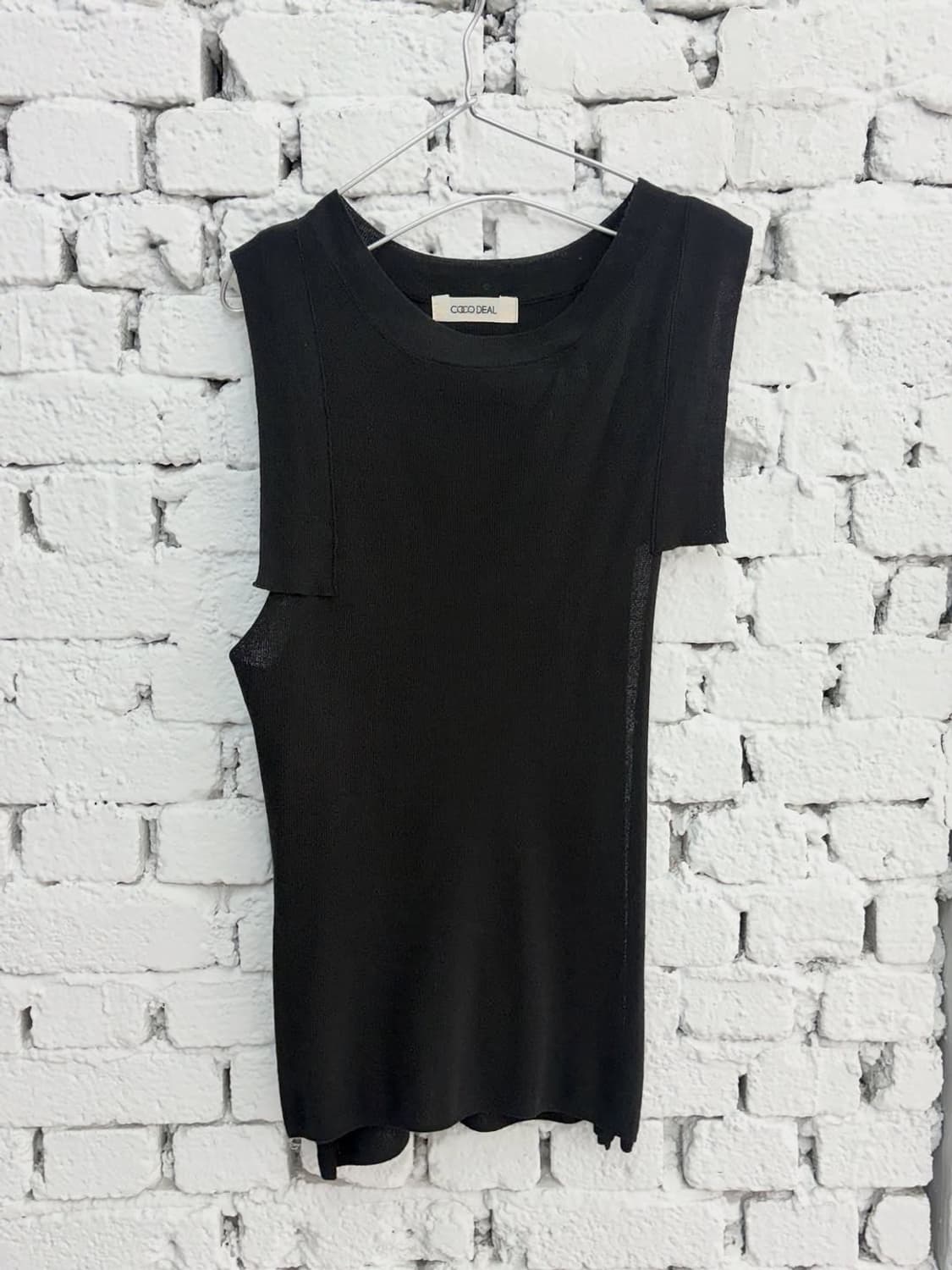 Cut-Out Side Slit Sleeveless Top 상품이미지5
