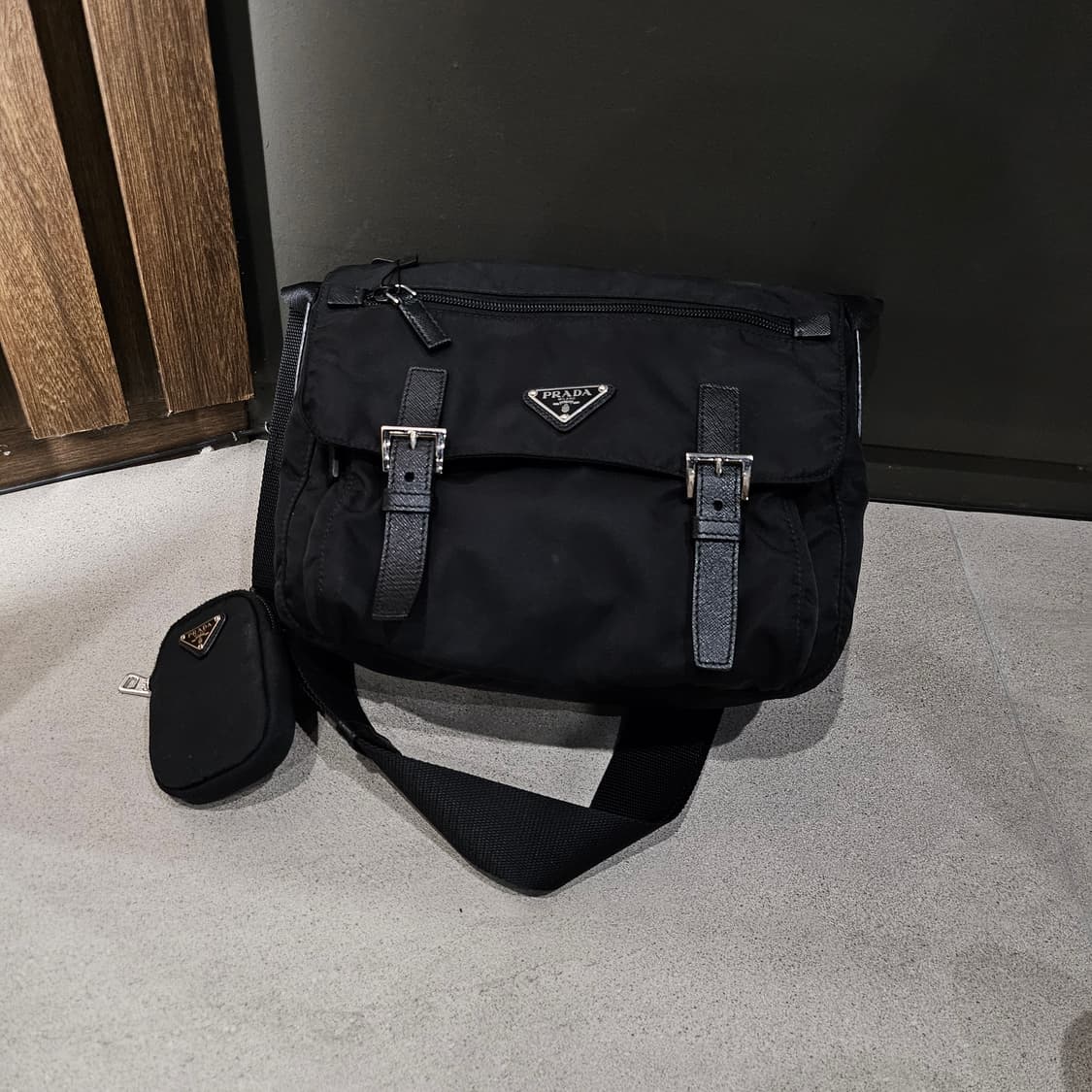 프라다 리나일론 레더 스트랩 삼각로고 플랩 메신저 백 상품이미지4