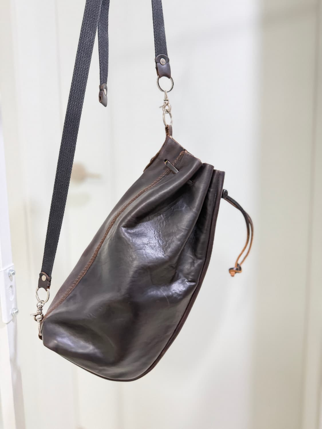 크롬악셀 레더 크로스백 솔리드브라스 상품이미지2