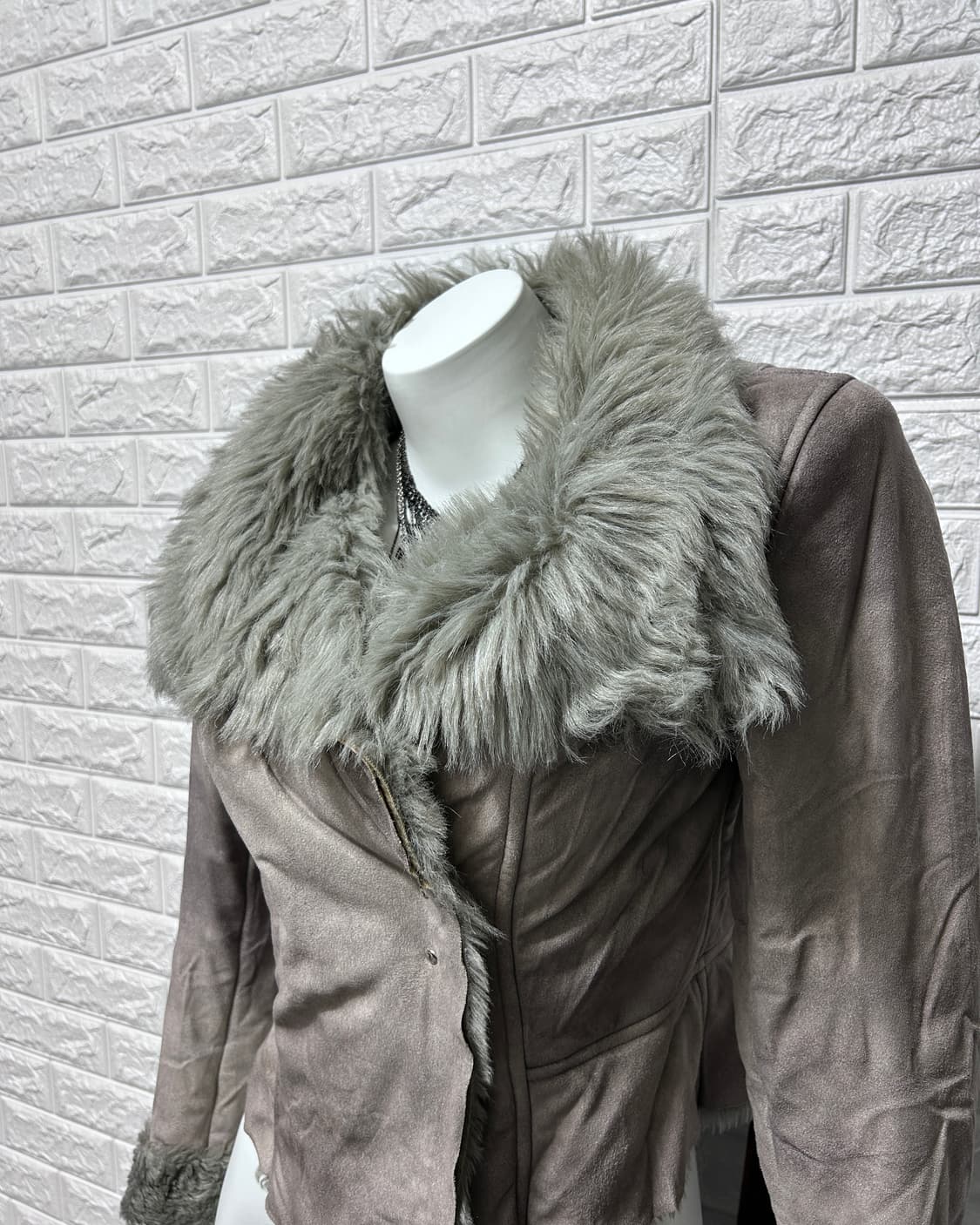 엠포리오 아르마니 비대칭 하이넥 퍼 자켓 상품이미지2