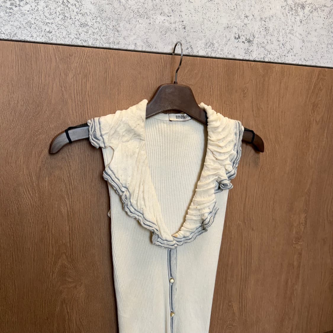 에르마노 설비노 슬리브리스 골지 니트 러플 카라 디테일 슬림핏 아이보리 상품이미지3