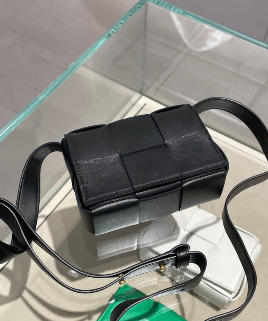 [공홈발, 상태아주좋음] 보테가베네타 카세트 미니백 블랙 상품이미지1