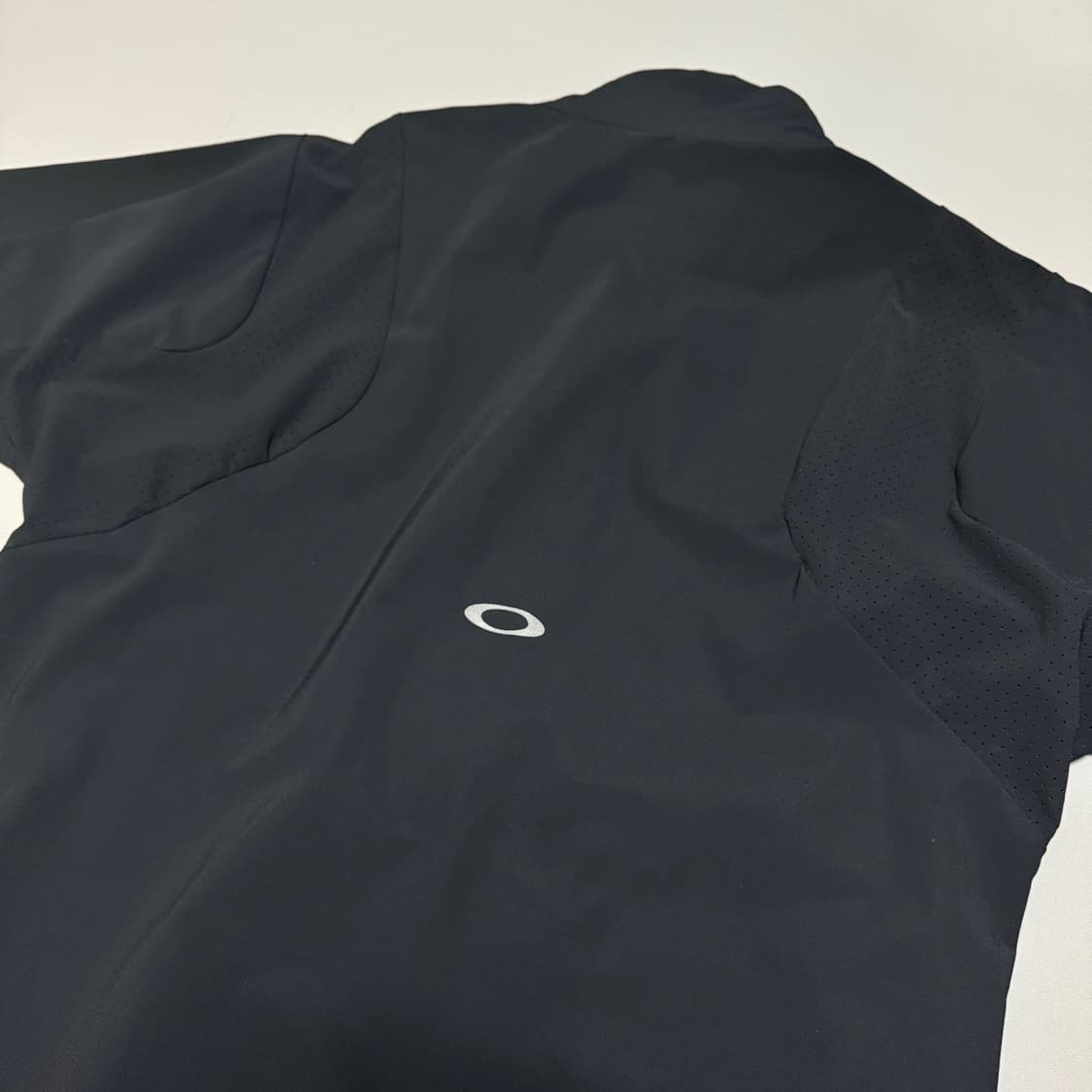 오클리(OAKLEY) 블랙 양면 서클로고 플랙스 하이넥 트레이닝 집업 상품이미지5